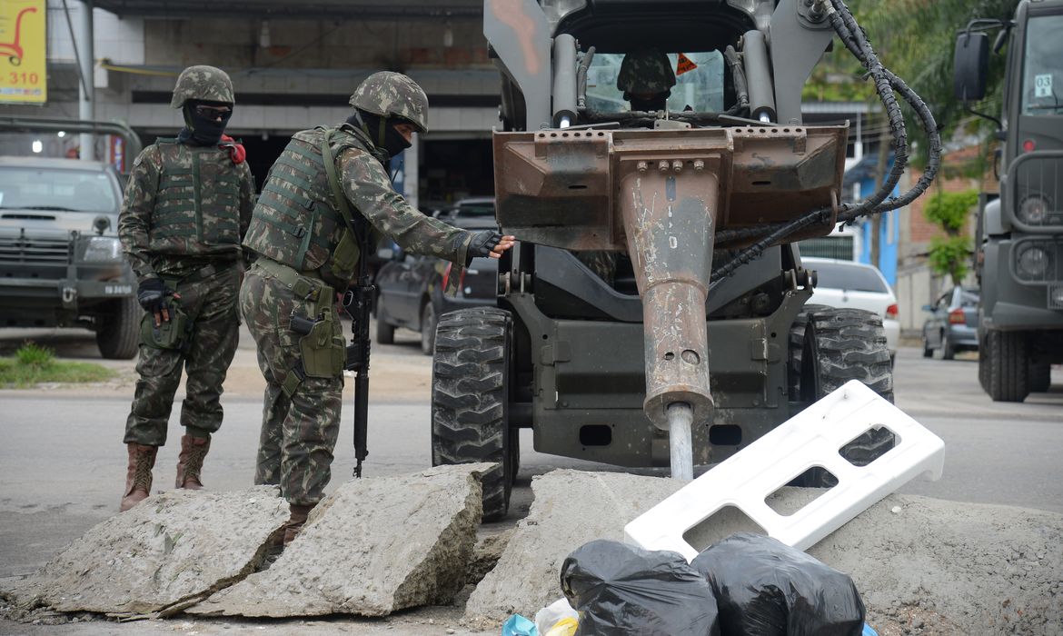 Rio de Janeiro - Forças Armadas fazem operação na Vila Aliança, em Bangu, zona oeste do Rio. Ação visa retirar barricadas colocadas para bloquear ruas (Tomaz Silva/Agência Brasil)