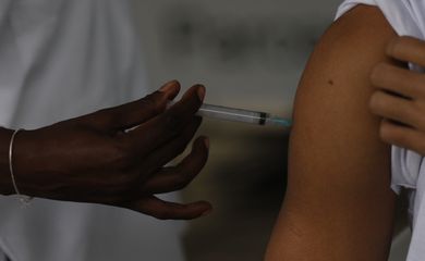 Vacinação em massa contra a covid-19 de moradores do Complexo da Maré.
