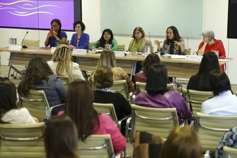 Marcelo Camargo/Agência Brasil Brasília (DF), 17/07/2023 - A ministra dos Povos Indígenas, Sônia Guajajara, e a ministra das Mulheres, Cida Gonçalves, participam da abertura do 1° Encontro Nacional das Casas da Mulher Brasileira. Foto: Marcelo Camargo/Agência Brasil