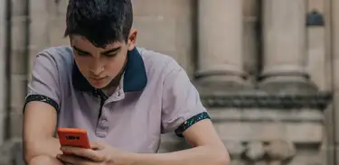 Adolescente no celular