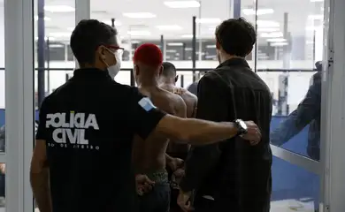 Rio de Janeiro (RJ), 28/10/2025 - Durante operação policia contra o Comando Vermelho, detidos são conduzidos para a Cidade da Polícia Civil. Foto: Fernando Frazão/Agência Brasil
