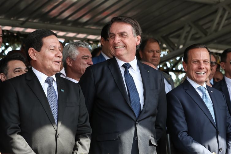 O presidente da República, Jair Bolsonaro, o vice-presidente Hamilton Mourão e o governador de São Paulo, João Doria, durante a solenidade de passagem do Comando Militar do Sudeste.