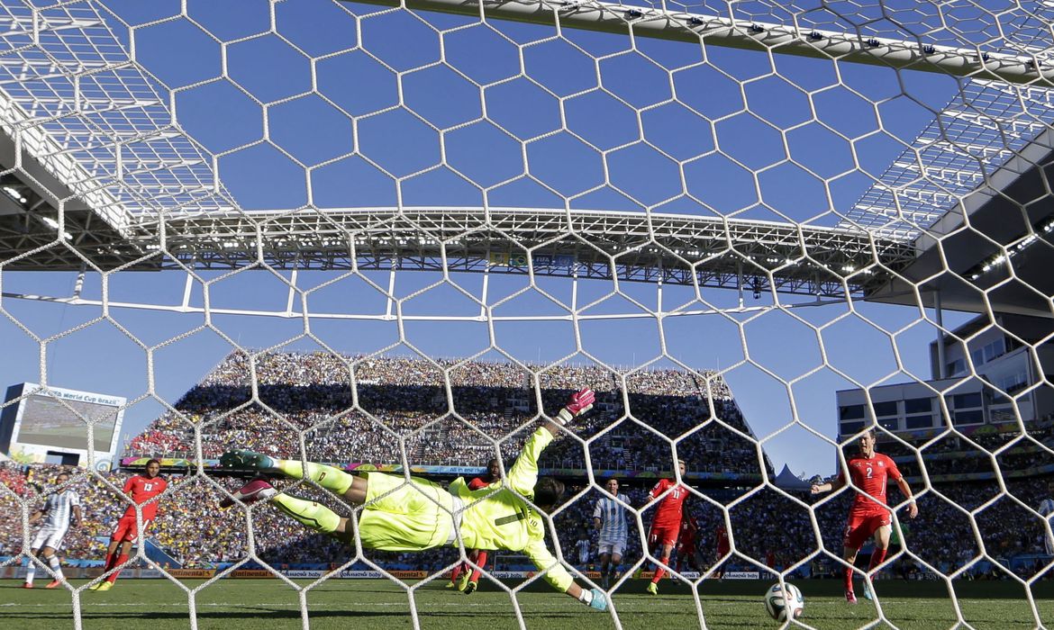 No fim da prorrogação, Argentina faz gol e vai para as quartas de final (Victor R. Caivano/AP/Direitos Reservados)