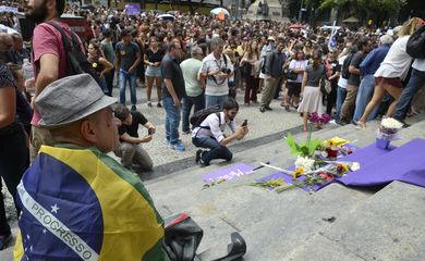 Rio de Janeiro - Milhares de pessoas participam de ato em memória do motorista Anderson Pedro Gomes e da vereadora Marielle Franco, em frente à Câmara dos Vereadores (Tânia Rêgo/Agência Brasil)