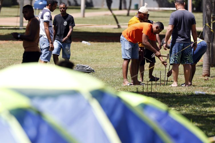 Brasília (DF), 06/04/2025 - Indígenas montam barraca no Acampamento Terra Livre - ATL, no espaço Funarte. Foto: Bruno Peres/Agência Brasil