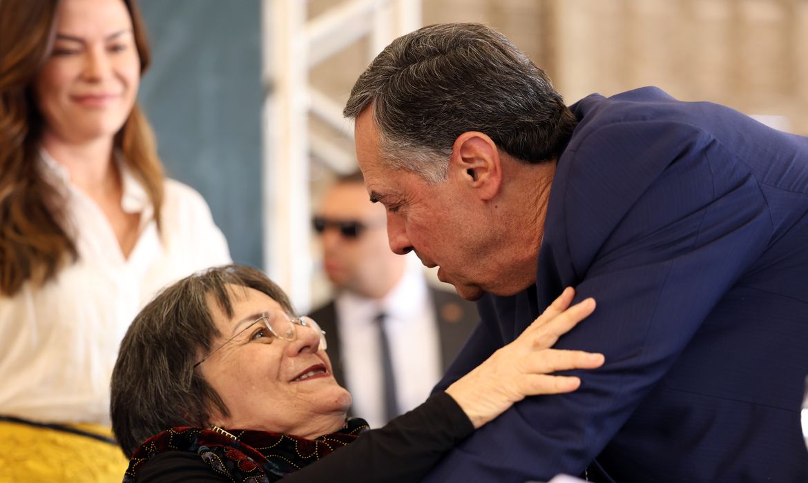 Brasília (DF), 07.08.2024 - Maria da Penha e o presidente do Supremo Tribunal Federal (STF), ministro Luís Roberto Barroso, durante evento do Conselho Nacional de Justiça (CNJ) da 18ª edição da Jornada Lei Maria da Penha. Foto: José Cruz/Agência Brasil