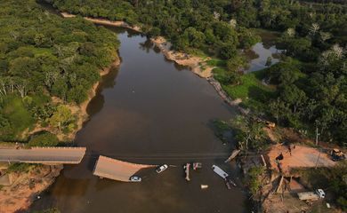 Desabamento de ponte no rodovia BR-319 no Amazonas