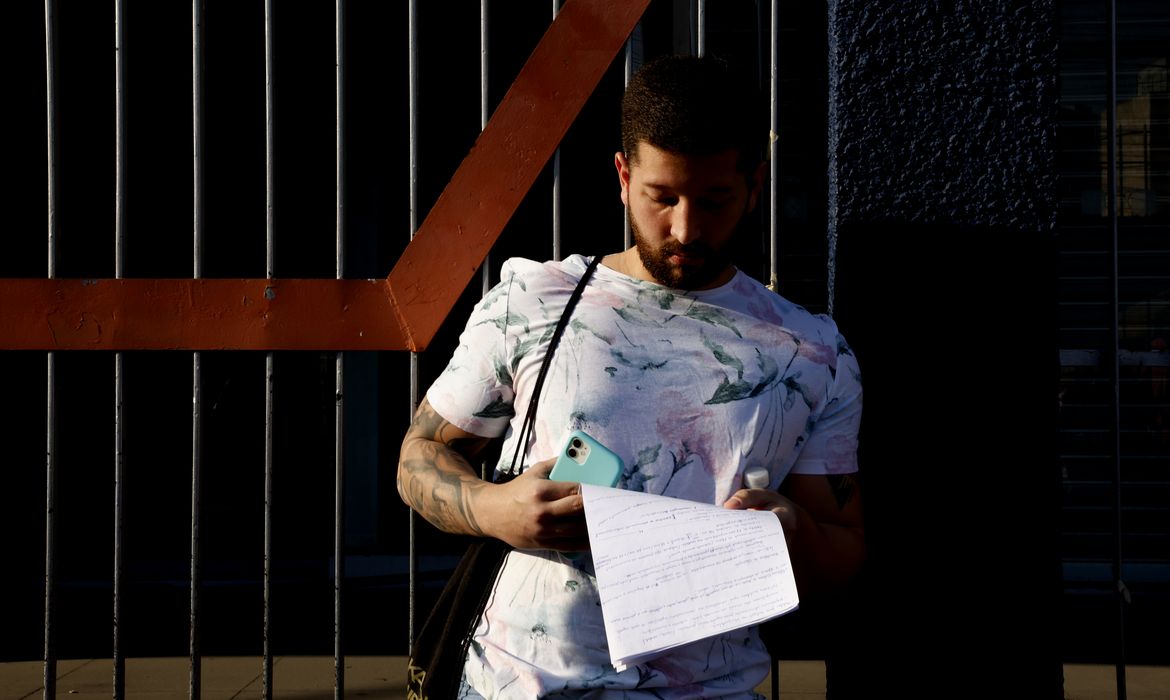 Rio de Janeiro (RJ), 18/08/2024 - Candidatos chegam para as provas do Concurso Público Nacional Unificado (CPNU), na Unisuam, zona norte da cidade.  Foto: Tânia Rêgo/Agência Brasil