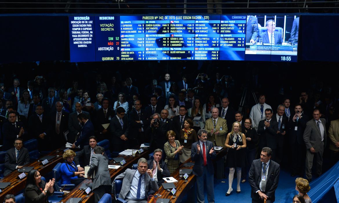 Senadores durante votação em Plenário da indicação do jurista Luiz Edson Fachin para o STF. Ele foi aprovado com 52 votos a favor, 27 contra e nenhuma abstenção (Wilson Dias/Agência Brasil)