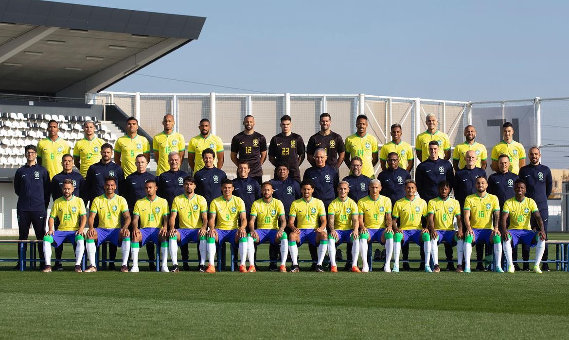 Seleção brasileira posa para foto oficial da Copa do Mundo de 2022