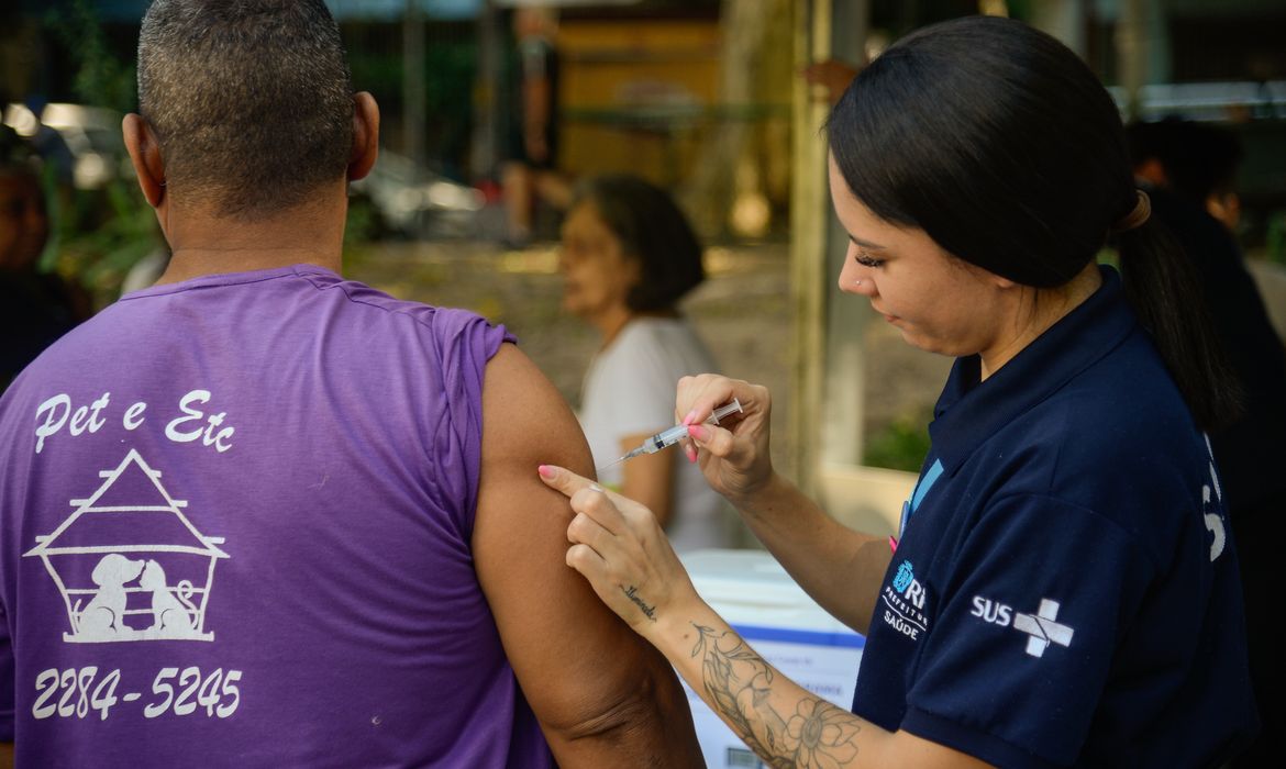 Rio de Janeiro (RJ), 13/04/2024 – População participa do dia D de vacinação contra a gripe, na Praça Afonso Pena, na Tijuca, zona norte da capital fluminense. Foto: Tomaz Silva/Agência Brasil