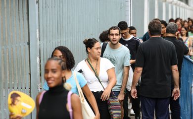 Rio de Janeiro (RJ), 16/11/2025 – Estudantes aguardam abertura dos portões no segundo dia do Exame Nacional do Ensino Médio (Enem), no Cefet Maracanã, na zona norte do Rio de Janeiro. Foto: Tomaz Silva/Agência Brasil