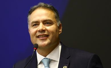 O ministro dos Transportes, Renan Filho, assume o cargo em solenidade de transmissão no ministério.