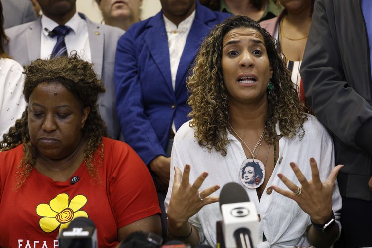 Tânia Rêgo/Agência Brasil Rio de Janeiro (RJ), 30/10/2025 – Ministra dos Direitos Humanos e da Cidadania do Brasil, Macaé Evaristo, e a ministra da Igualdade Racial, Anielle Franco, durante reunião com representantes da comunidade e familiares das vítimas da Operação policial Contenção. Foto: Tânia Rêgo/Agência Brasil