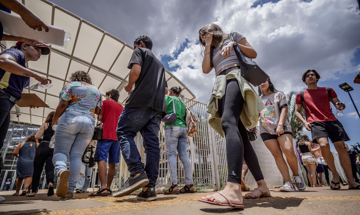 Brasília-DF, 12.11.2023, Candidatos chegam para fazer a segunda etapa da prova do Enem 2023, na UNIP em Brasília. Foto: Rafa Neddermeyer/Agência Brasil