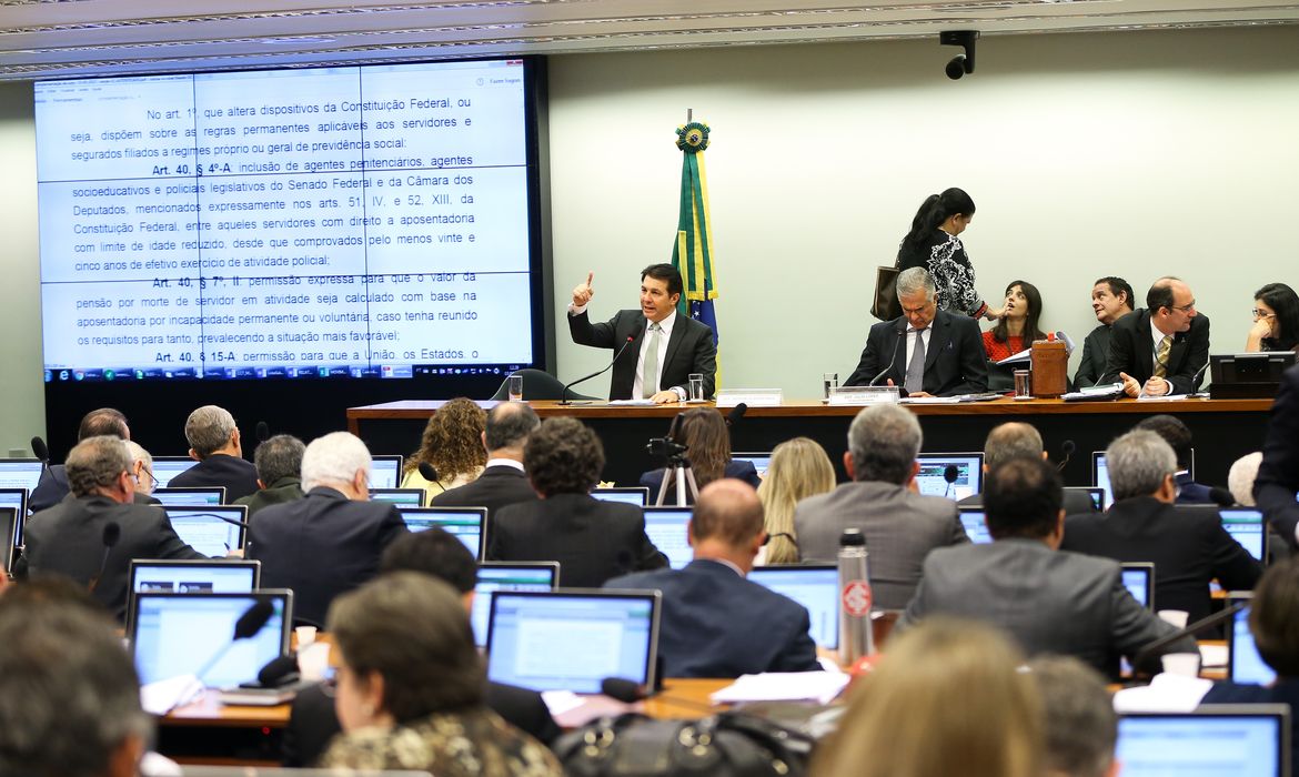 Brasília - O relator, deputado Arthur Maia, durante sessão da comissão especial da reforma da Previdência Social para votar  parecer (Marcelo Camargo/Agência Brasil)