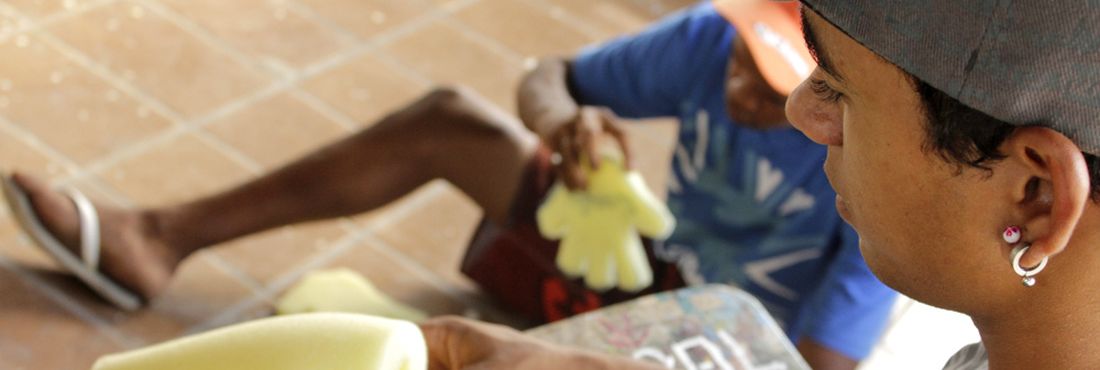 Jovens fazem bonecos no projeto social Comunidade dos Pequenos Profetas