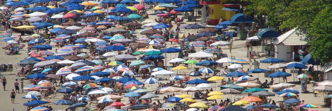 As praias de Balneário Camboriú (SC) ficaram lotadas no primeiro domingo do verão