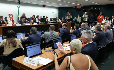 Brasília – DF- 27/05/2026 – Reunião da Comissão Especial da Câmara sobre o Fim da Escala 6x1 para votar o relatório final da proposta de emenda à Constituição (PEC 221/2019) que reduz a jornada de trabalho a 36 horas semanais em 10 anos. O relator do texto é o deputado Leo Prates (Republicanos-BA). Foto: Lula Marques/Agência Brasil