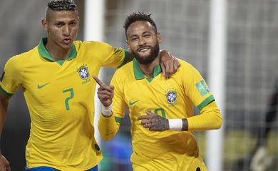 Neymar comemora gol marcado de penalti ao lado de Richarlison
