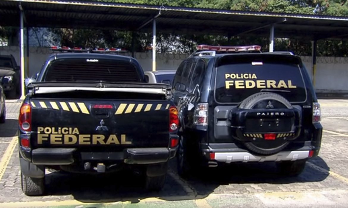 Veículos disfarçados de viaturas da Polícia Federal, que foram utilizados no roubo de ouro no Aeroporto de Guarulhos.