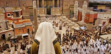 Povo hebreu atravessa a cidade sob os olhares dos egípcios