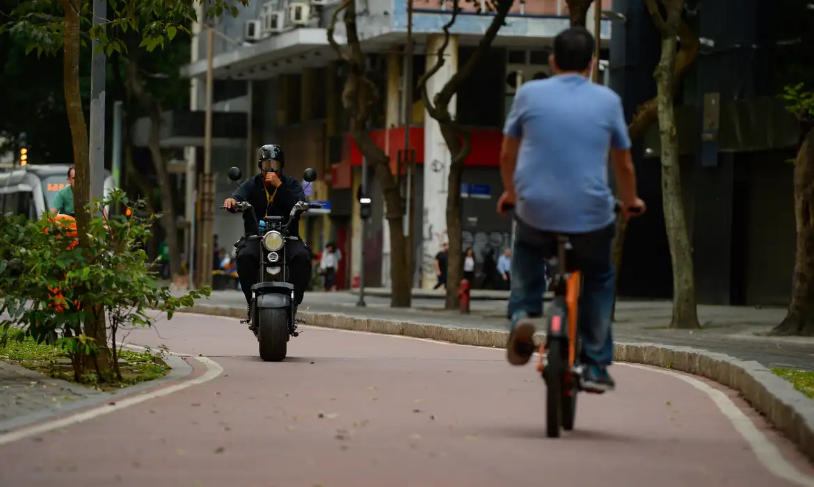 RIO DE JANEIRO (RJ), 10/07/2023 – Circulação de ciclomotor no centro do Rio de Janeiro Foto: Tomaz Silva/Agência Brasil