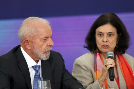 Braslia (DF), 18/09/2024 - O presidente Luiz Incio Lula da Silva e a ministra da Sade Nsia Trindade durante cerimnia de lanamento do Plano de Ao 2024/2025 para reduo dos impactos da dengue e de outras arboviroses, s 11h, no Palcio do Planalto.  Foto: Jos Cruz/Agncia Brasil