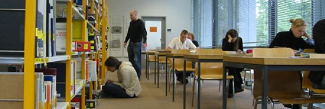 universidade estudantes biblioteca A renovação é feita de três em três anos, de acordo com o ciclo do Sistema Nacional de Avaliação da Educação Superior, e é requisito para a validade dos diplomas emitidos