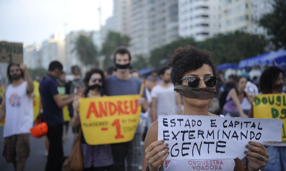 Caminhada silenciosa em Copacabana em protesto pelo direito à livre manifestação e contra a violação de direitos humanos nas favelas (Fernando Frazão/Agência Brasil)