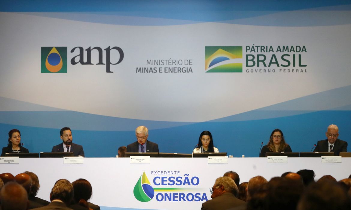 Membros do governo participam de megaleilão do pré-sal no Rio de Janeiro