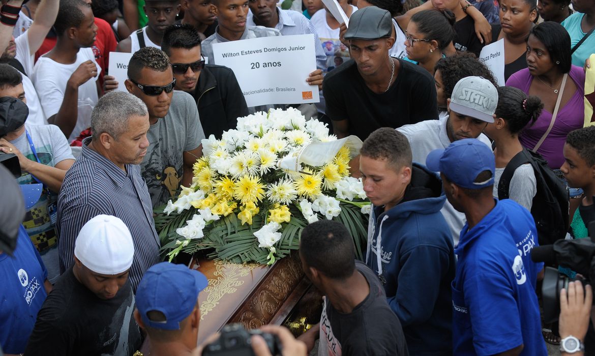 Rio de Janeiro - Parentes e amigos enterram com protestos no Cemitério de Irajá, os cinco jovens mortos por disparos de policiais militares dentro de um carro, no bairro de Costa Barros (Fernando Frazão/Agência Brasil)