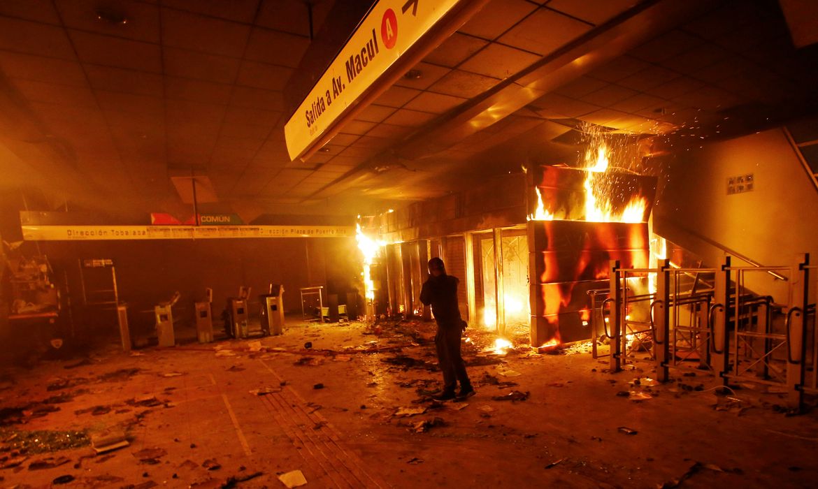 Capital do Chile amanhece sob estado de emergência após protestos REUTERS/Ramon Monroy NO RESALES. NO ARCHIVES