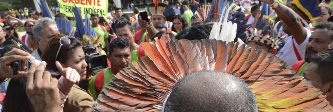 Índios de várias etnias, protestam em frente ao Palácio do Planalto. Os manifestantes entraram em confronto com seguranças ao tentarem subir a rampa que dá acesso ao local