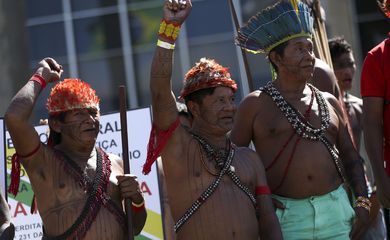 Brasília - Índios Munduruku fazem manifestação, em frente ao Ministério da Justiça, pela demarcação da terra indígena Sawre Muybu, no Pará.