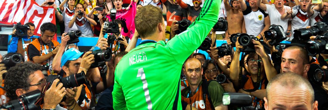 Goleiro campeão do mundo, o alemão Manuel Neuer, recebeu o Troféu Luva de Ouro, por ter sido eleito o melhor goleiro da Copa do Mundo de 2014 (Marcello Casal Jr/Agência Brasil)