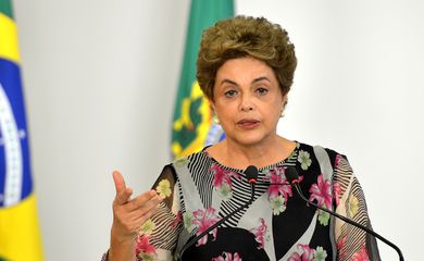Brasília - Presidenta Dilma Rousseff sanciona lei que dispõe sobre os percentuais de adição de biodiesel no óleo diesel (Fabio Rodrigues Pozzebom/Agência Brasil)