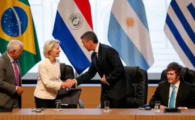European Commission President Ursula von der Leyen shakes hands with Paraguay's President Santiago Pena, with European Council President Antonio Costa and Argentina's President Javier Milei next to them, on the day authorities of the European Union and the South American bloc Mercosur sign a free trade agreement, ending more than 25 years of negotiations, in Asuncion, Paraguay, January 17, 2026. REUTERS/Cesar Olmedo