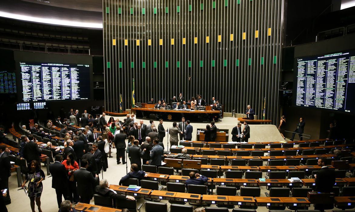 Brasília - A Câmara dos Deputados em sessão plenária extraordinária para votação, em segundo turno, da Proposta de Emenda à Constituição que prorroga a Desvinculação de Receitas da União até 2023. (Marcelo Camargo/Agência Brasil)