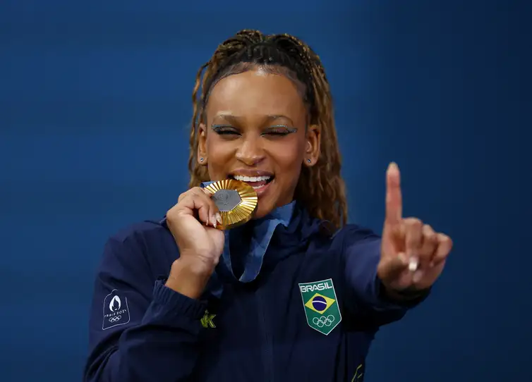 Paris 2024 Olympics - Artistic Gymnastics - Women's Floor Exercise Victory Ceremony - Bercy Arena, Paris, France - August 05, 2024.
Gold medallist Rebeca Andrade of Brazil celebrates with her medal. REUTERS/Hannah Mckay