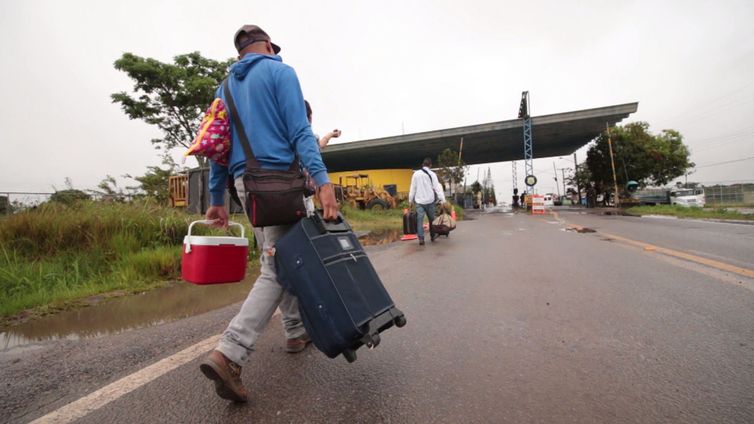 Venezuelanos chegam ao Brasil pela cidade de Pacaraima, em Roraima, em busca de emprego e de alimentos
