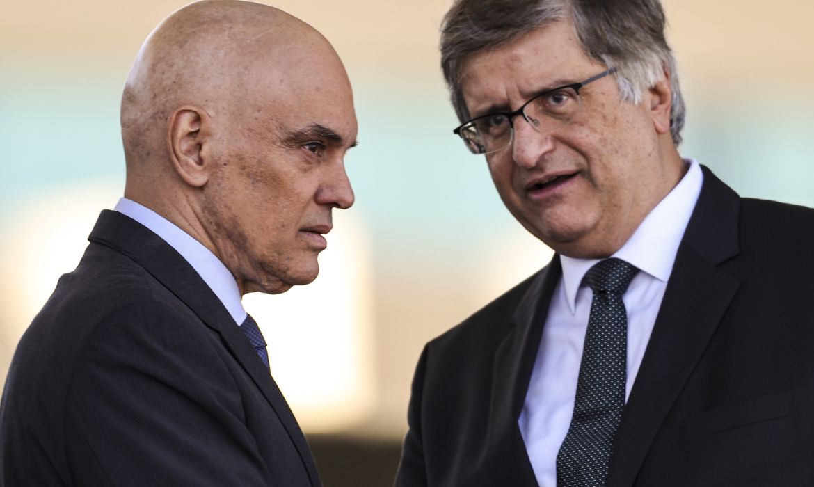 Marcelo Camargo/Agência Brasil Brasília (DF), 22/08/2024 - O ministro do STF, Alexandre de Moraes, e o Procurador-Geral da República, Paulo Gonet, durante a solenidade comemorativa ao Dia do Soldado, no Quartel-General do Exército, em Brasília. Foto: Marcelo Camargo/Agência Brasil