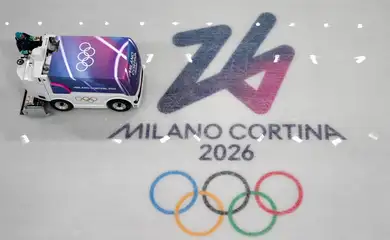 Milano Cortina 2026 Winter Olympics - Figure Skating - Milano Ice Skating Arena, Milan, Italy - February 4, 2026 General view inside the arena as ice resurfacers drive around the ice rink REUTERS/Fabrizio Bensch