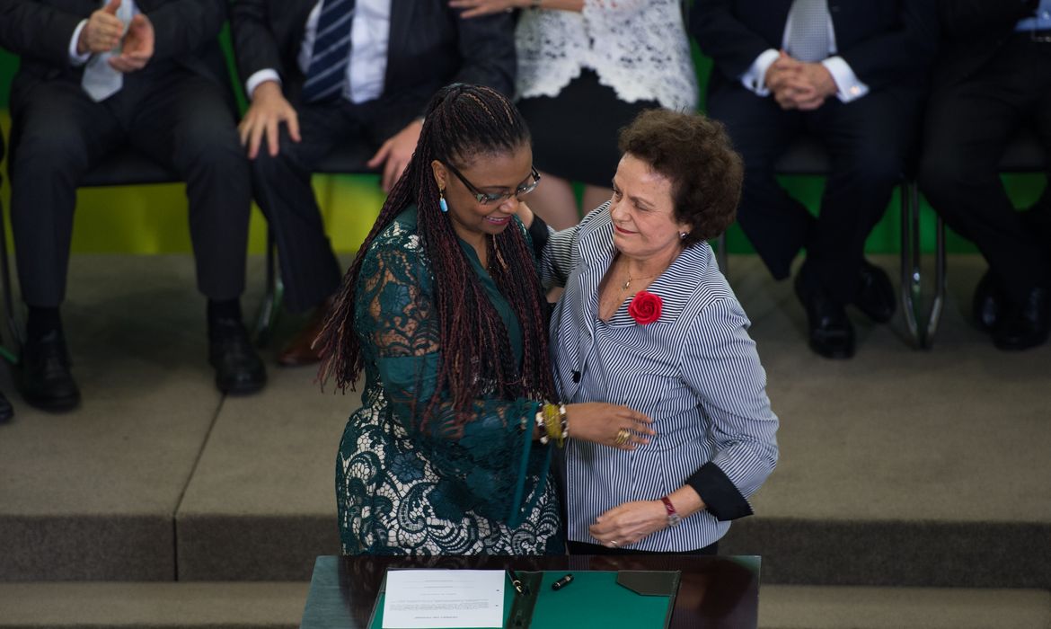 Brasília - Nova ministra das Mulheres, Igualdade Racial e Direitos Humanos, Nilma Lino Gomes, e a ex-ministra Eleonora Menicucci durante cerimônia de posse no Palácio do Planalto (Fabio Rodrigues Pozzebom/Agência Brasil)