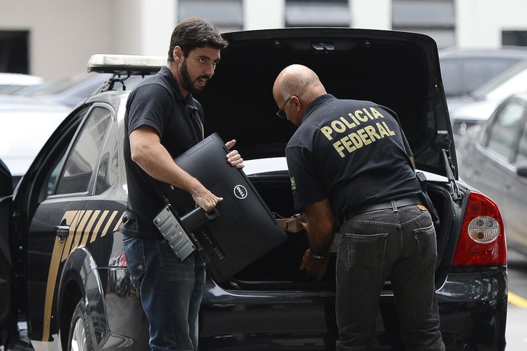 Polícia Federal cumpre mais de 60 mandados em Foz do Polícia Federal cumpre mais de 60 mandados em Foz do