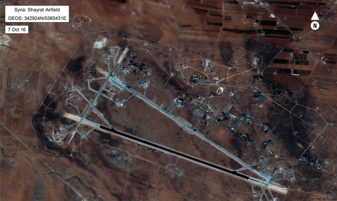 Foto divulgada pelo Departamento de Defesa dos Estados Unidos mostra base aérea de al-Shayrat, próximo a Homs, na Síria, que foi alvo de mísseis norte-americanos