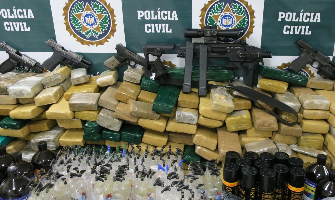 Rio de Janeiro - Operação conjunta das polícias militar, civil e federal com as Forças Armadas apreendeu armas e drogas (Vladimir Platonow/Agência Brasil)