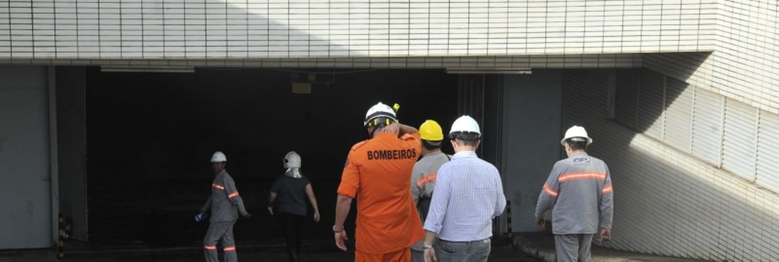 A explosão de dois transformadores no subsolo do prédio do Ministério do Esporte matou o técnico da Companhia Energética de Brasília (CEB) Wilson de Pádua Pires, 51 anos, no início da tarde desta quinta-feira.