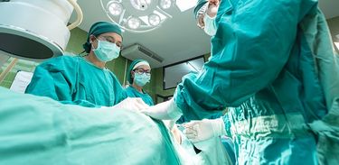 Médicos cirurgiões realizam operação