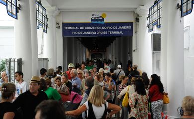 Mais de 4 mil turistas desembarcaram hoje (6) no Píer Mauá, na zona portuária do Rio. A maioria veio ao Brasil para acompanhar os jogos da Copa do Mundo, que começam no próximo dia 12 (Tânia Rêgo/Agência Brasil)